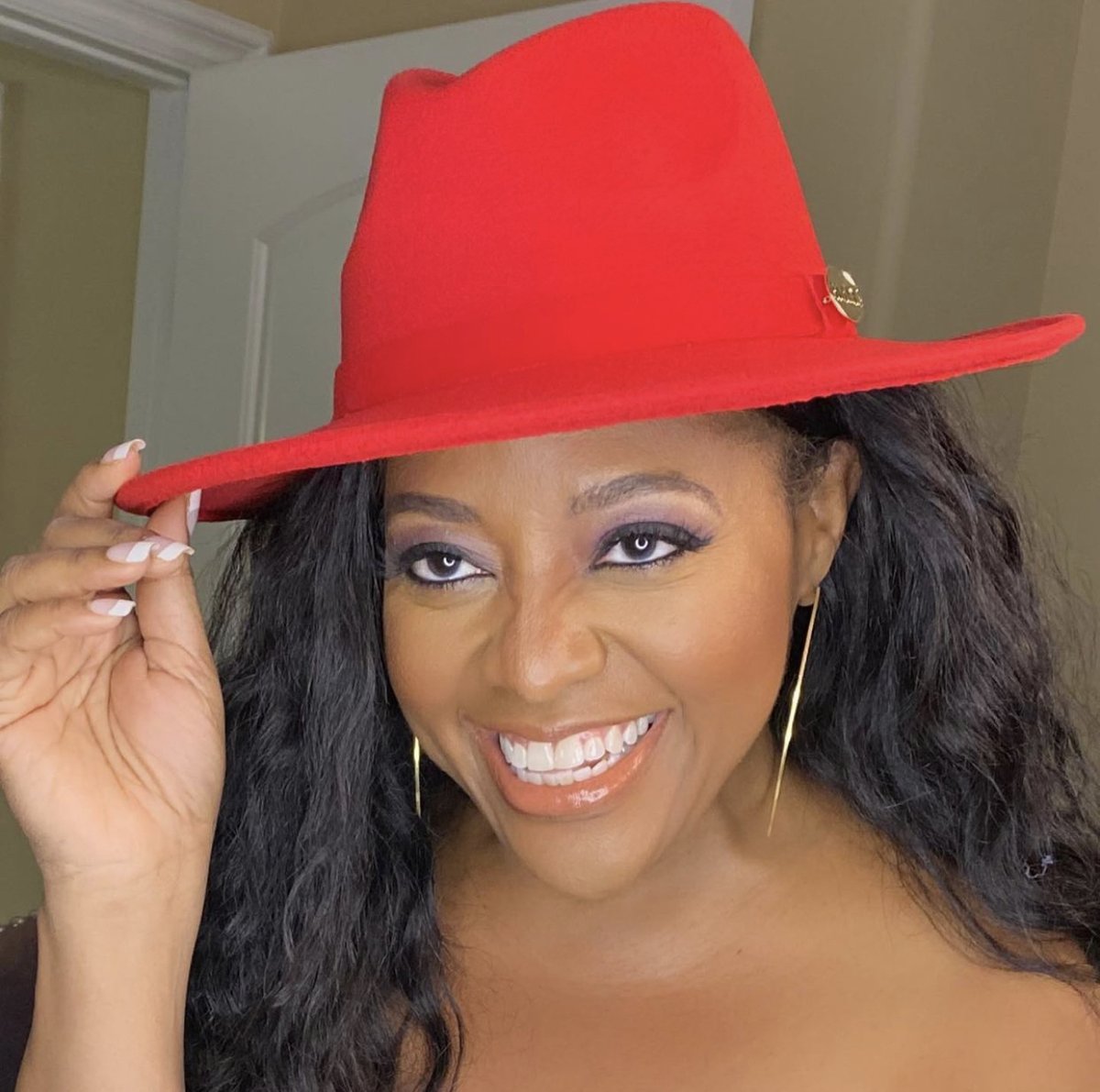 sherrieshepherd's tweet photo. Rocking my @MADEbyRodneyJon fedora! You can get yours too + some other cool merch at https://t.co/r4zP6brJB2
By the way, RodneyJon is an awesome makeup artist too! He beats me! Hire him!
#BlackOwnedBusiness #MadeByRodneyJon https://t.co/W18x3CpYYQ
