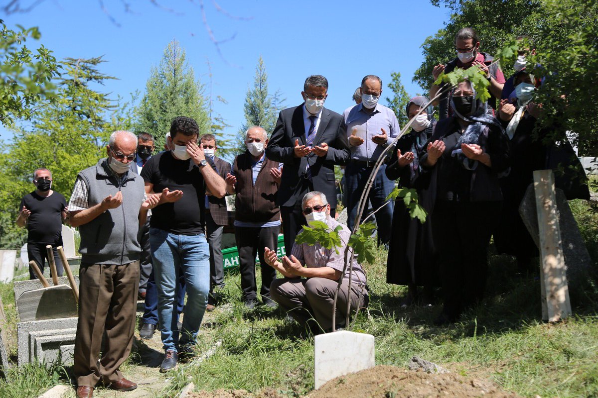 KutahyaValiligi's tweet photo. Vali Ali Çelik, İl Basın ve Halkla İlişkiler Müdürü Hamiyet Özkalay’ın annesi Münevver Özkalay’ın cenaze namazına katıldı.

Özkalay’a ve yakınlarına taziyelerini ileten Vali Çelik, sabır diledi. https://t.co/PAbtegbQ8w