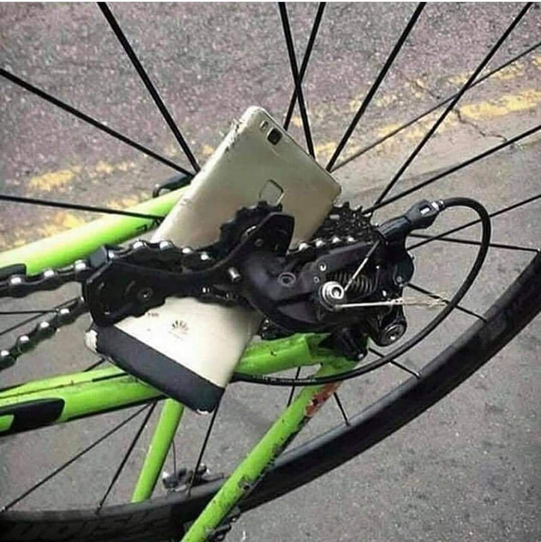 CyclingNiagara's tweet photo. #lostphone #wackywednesday #bikelovers #bikelife #cyclingtips #cellphonemishaps #whereismyphone #WeirdWednesday https://t.co/THcPTg7nTs