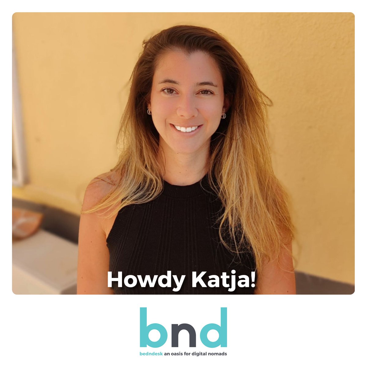 Hallo Katja! She works in the support team for a German startup (it is a cool startup by the way) In her words: She came to Mallorca because of course the good weather and that the bedndesk is only a few steps away from the beach :) bedndesk.com