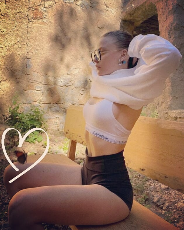 Si una bella mariposa se acerca a ti, pidele un deseo y entregale su libertad. Ella volara alto en el cielo y tu deseo se cumplira. Sin un minimo sonido son las unicas que tocan el Gran Espiritu. 💜 <a href="/SrnySrkyResmi/">Serenay Sarıkaya</a>
#serenaysarikaya
