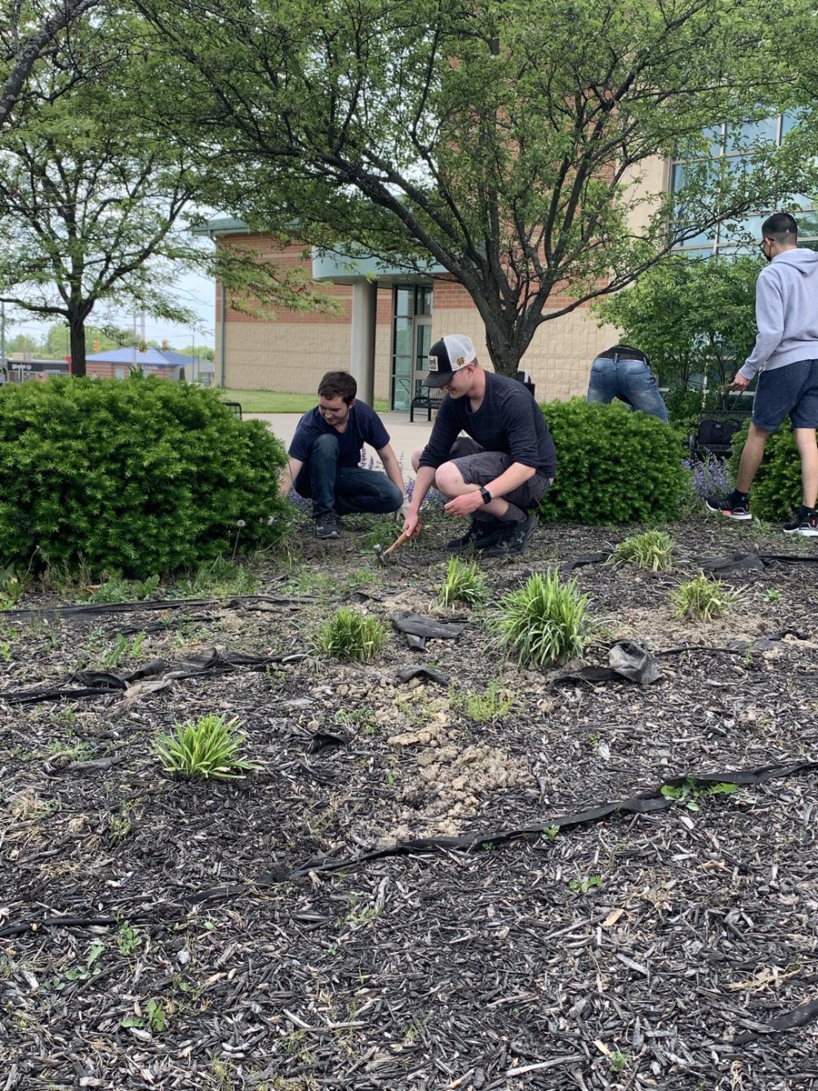 phsnnhs's tweet photo. Class of 2022 already making a difference! 💐🌾🌷🌴🌳 https://t.co/8uWqGAEydX