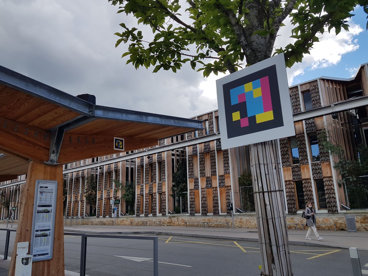 Avec <a href="/IDFmobilites/">IDF Mobilités</a> &amp; <a href="/AggloVGP/">Versailles GrandParc</a>, heureux d'avoir présenté aujourd'hui l'expérimentation @Navilens en gare RER &amp; routière de #Versailles Chantiers avec l'association <a href="/ValentinHauy/">Association Valentin Haüy</a>: des QR codes augmentés pour faciliter la #mobilité des malvoyants!
#innovation #accessibilite #Keolis