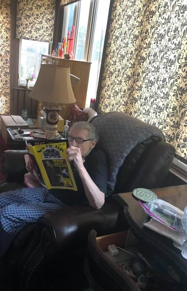 so_me1983's tweet photo. Jerry Lee Lewis reading a magazine that has my husband on the front. That’s a bit cool! #nowdigthis @NowDigThis @Zorrochez https://t.co/cLlIy3oqgb