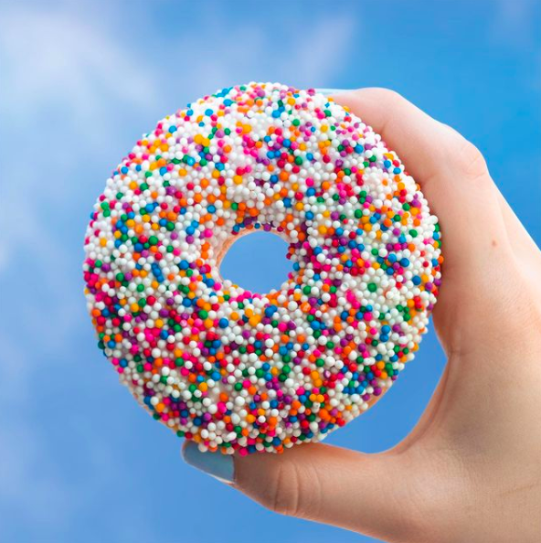 Suave y deliciosa, así es la dona recién horneada de <a href="/timhortonsmx/">Tim Hortons Mexico</a> con cubierta de fondant de vainilla y ricas chispas que acabarán con tu antojo. ✨

Vísitalos en Magma o pidela y acompáñala con tu bebida Tim favorita 📲 Uber Eats, Rappi o DiDi Food
.
.
.
#MagmaShops
#TimHortons