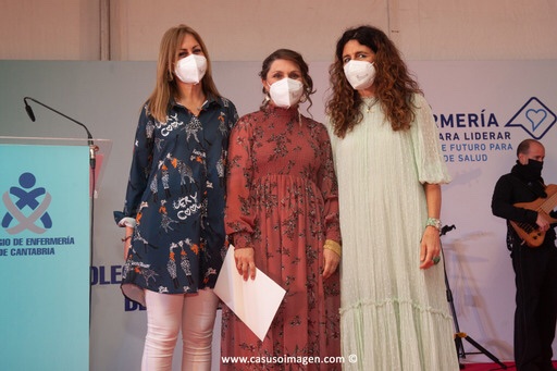 northspain's tweet photo. El  sábado recogí l premio de investigación #sorclara x un proyecto n l  q buscamos formas menos cruentas de recoger orina a nuestros lactantes.Muy orgullosa recojo el premio junto a mi “jefa” (y AMIGA), en nombre del equipo de #urgenciaspediatricas del #HUMV. 📷 @CasusoImagen https://t.co/0J9pCdTixV