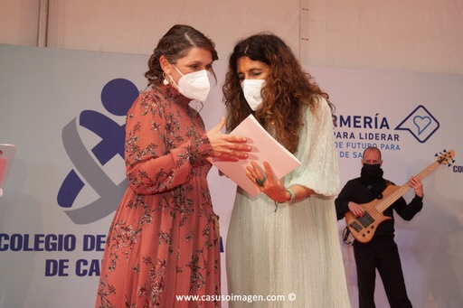 northspain's tweet photo. El  sábado recogí l premio de investigación #sorclara x un proyecto n l  q buscamos formas menos cruentas de recoger orina a nuestros lactantes.Muy orgullosa recojo el premio junto a mi “jefa” (y AMIGA), en nombre del equipo de #urgenciaspediatricas del #HUMV. 📷 @CasusoImagen https://t.co/0J9pCdTixV