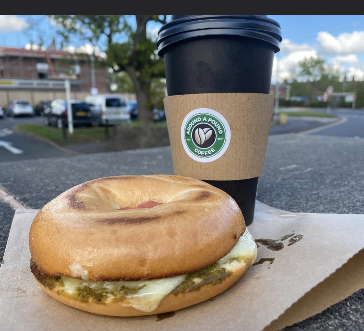 Brand new Special bagel added to our menu for the next few days 😋

Tomato, cheese and pesto🥯