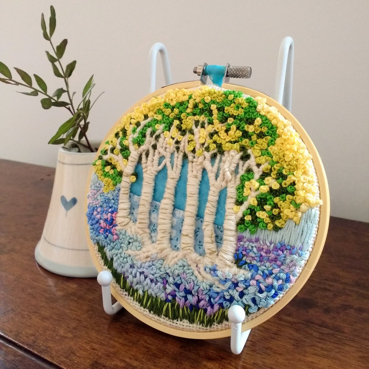 @HandmadeHour I've loved the bluebells on our woodland walks recently. This embroidered hoop version is available as a gift or keepsake idea etsy.com/shop/MarieJone… 
#HandmadeHour #embroideryart #textilecollage #homedecor #wallartforsale #bluebells #embroideryhoopart #art #gift