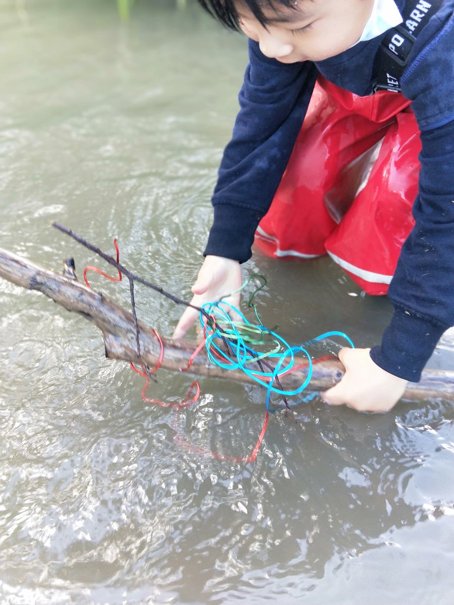 erinmhoover's tweet photo. I was inspired to change the environment that I invite my children to explore wire in by @LiljegrenK This material was definitely a conduit to thinking, learning and the desire to experiment! Thank you! @igeeducators #materiality #IGEearlyyears #eypyp #reggioinspired #isfitaly https://t.co/kacROInfHO