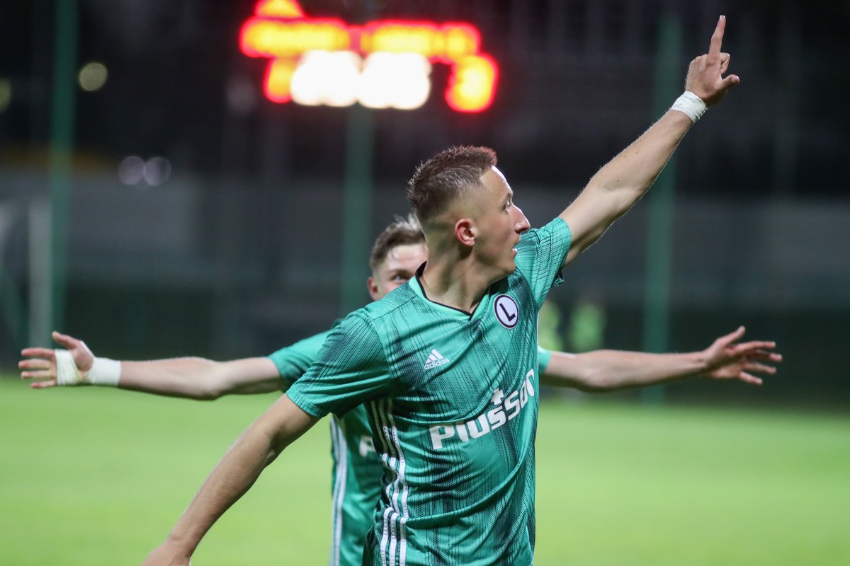 LegiaNet's tweet photo. Kibice Polonii mocno ubliżali Legii, uciszył ich golem na 3:1 Bartłomiej Ciepiela fot. @MarcinSzymczyk1 https://t.co/XWX2vtHEnn