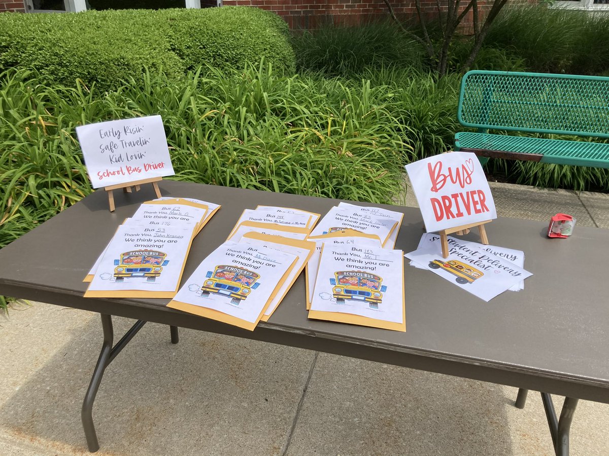 MrsFarnsworthML's tweet photo. 🚌Today we celebrated our awesome bus drivers with sweet treats and student notes! Thanks for safely delivering our students to and from school each day! 🚌 https://t.co/6EakridvuP