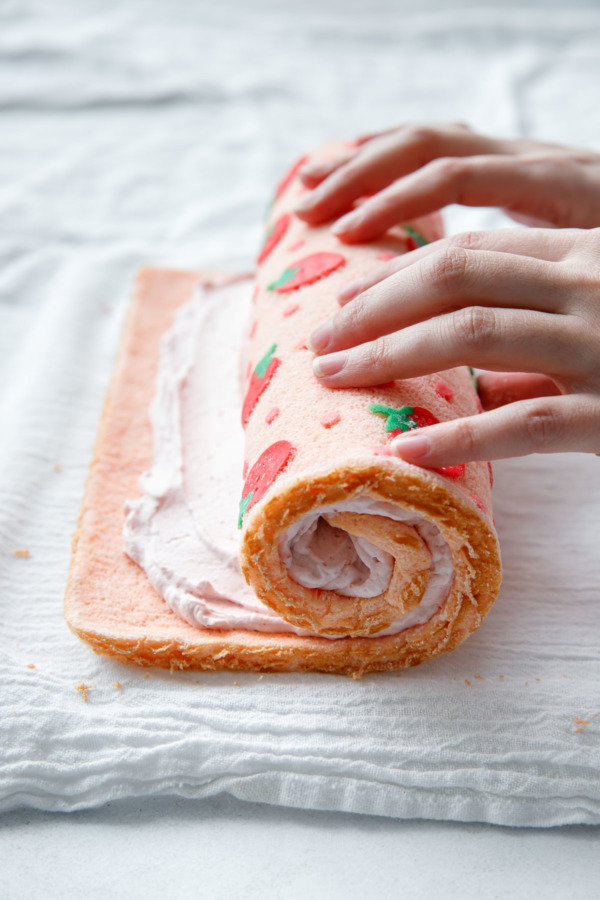 daily_dolce's tweet photo. Strawberry cake roll by loveandoliveoil https://t.co/p4qYXJgFNn