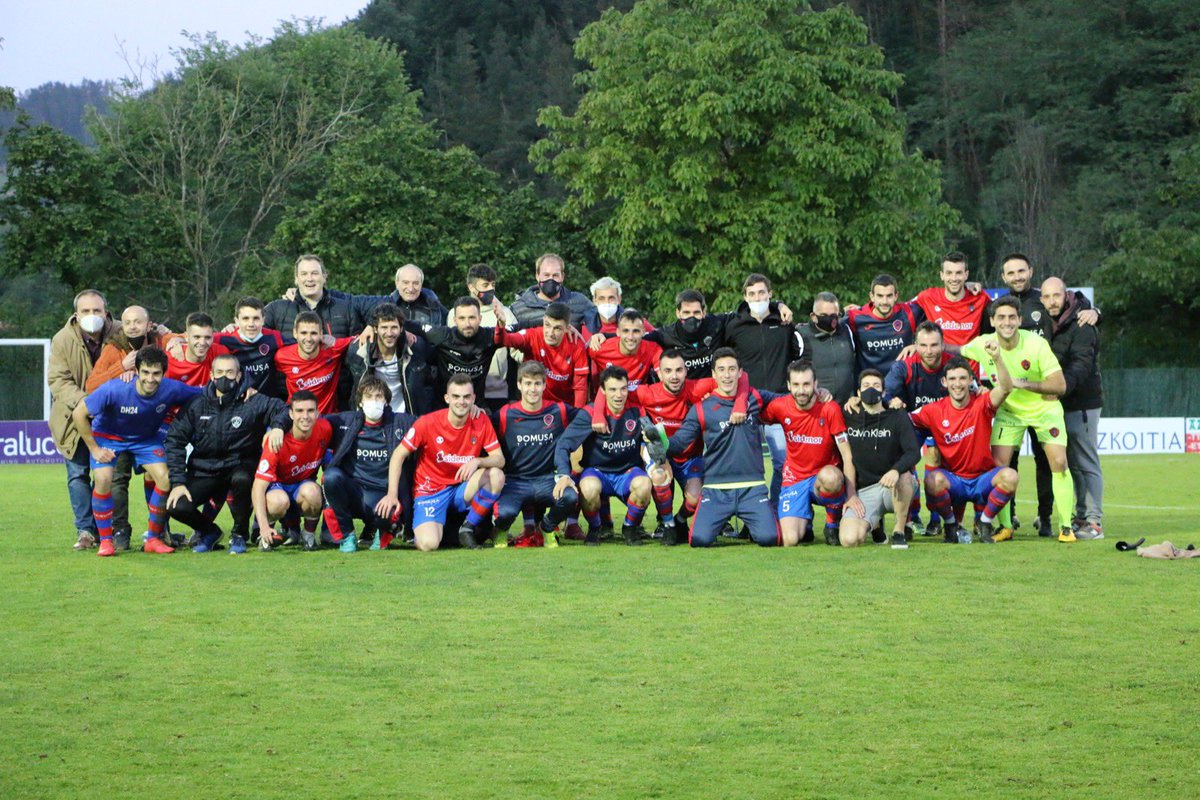 Anaitasuna_CD's tweet photo. AMAIERAA!!! Ikaragarria egin dute gorrixek! 43 punturekin lehen sailkatuak geratu dira eta Bigarren RFEFera igotzeko play off-a jokatuko dute. Historia egiten ari da Xabi Artetxeren mutilak!

Anaitasuna 3-0 Beasain

⚽️ ANDER
⚽️ J. ARAMENDI
⚽️ XABI

Jarrai dezagun amesten...🍍❤️ https://t.co/gdhh0nEarJ