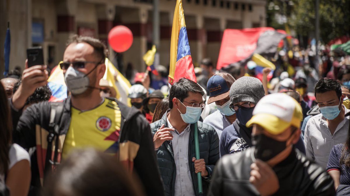 CamiloRomero's tweet photo. Mientras detrás de los muros de Palacio, Duque se reúne con expresidentes y ordena levantar bloqueos a sangre y fuego, nosotros estamos en las calles para escuchar a los verdaderos protagonistas del momento del país: la juventud y toda la ciudadanía.

#ParoNacional19M https://t.co/8qzuHe3Xym