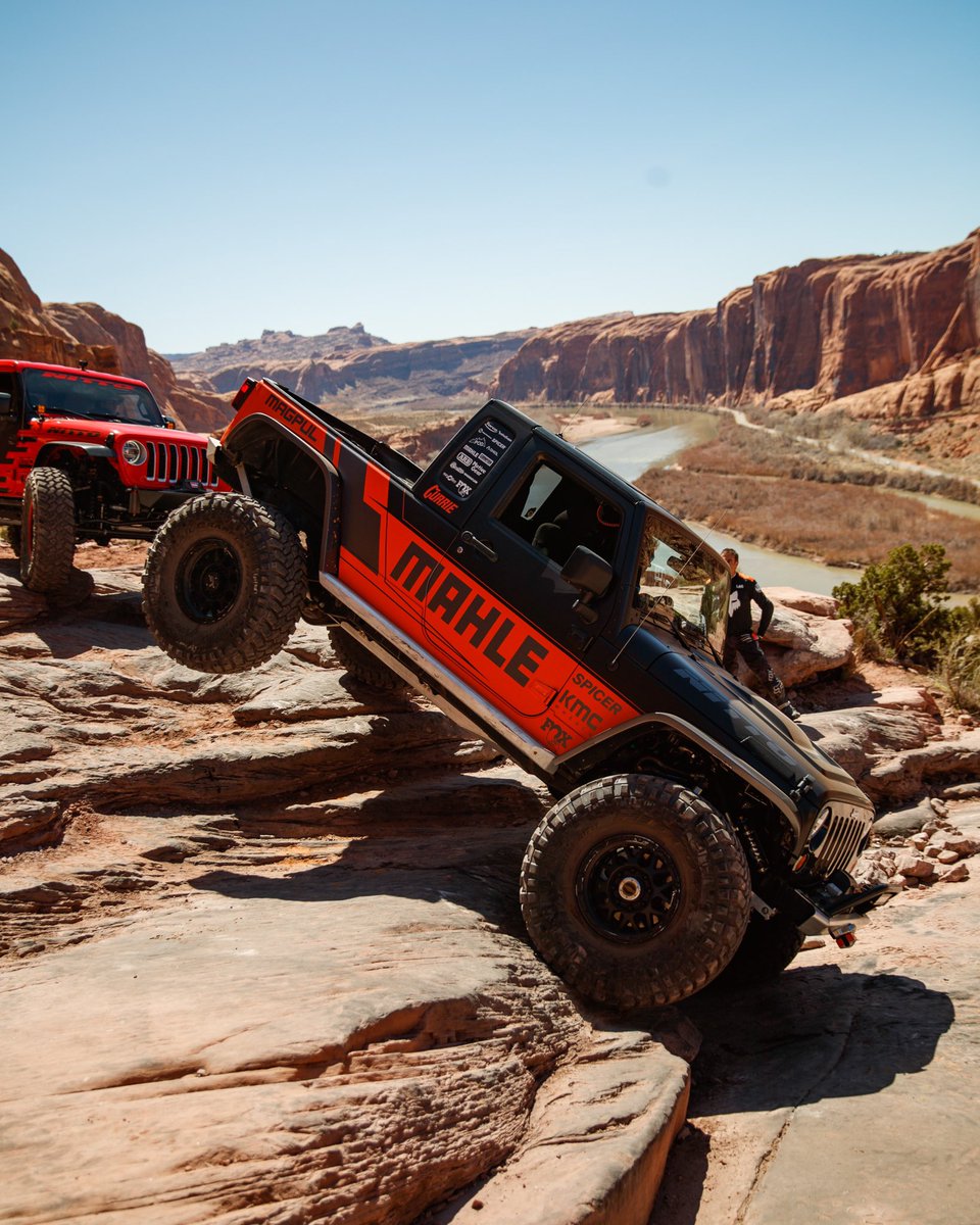 3 wheeling over hump day!

#CurrieEquipped #JK8 #Moab #Offroad