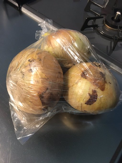 近所のイレブンで売ってた白子の玉ねぎ🧅で…でかいなー‼️
この前はネットの大袋しか無かったけど小袋売りだったから買ってみました 