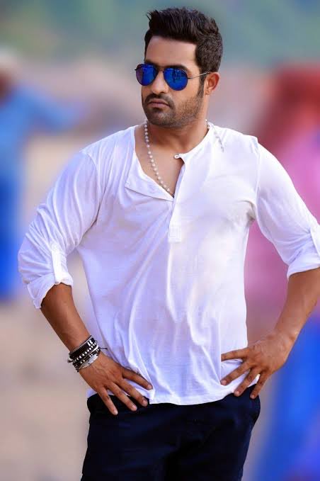 PathiNakka's tweet photo. 🌹🌹🌹నవరస నటనా సార్వభౌమ నటరత్న నందమూరి తారక రామారావు గారికి జన్మదిన శుభాకాంక్షలు 💐 ⁦@tarak9999⁩    #Happy birthday NTR🌹🌹🌹🌹 https://t.co/pVT5l8wdy2