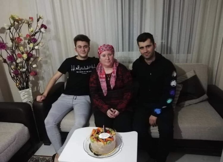 Bu fotoğrafı asla unutmayın..!Bir annenin heyecanına bakın bir ananın bu hayatta isteyeceği tek şey..yemeden,içmeden, bıkmadan yetiştirdiği evlatlarıyla bir arada olabilmek.işte o zalimler bu anadan isteklerini çaldılar,bu anadan evladını,canını çaldılar..#mertcankayaiçinadalet