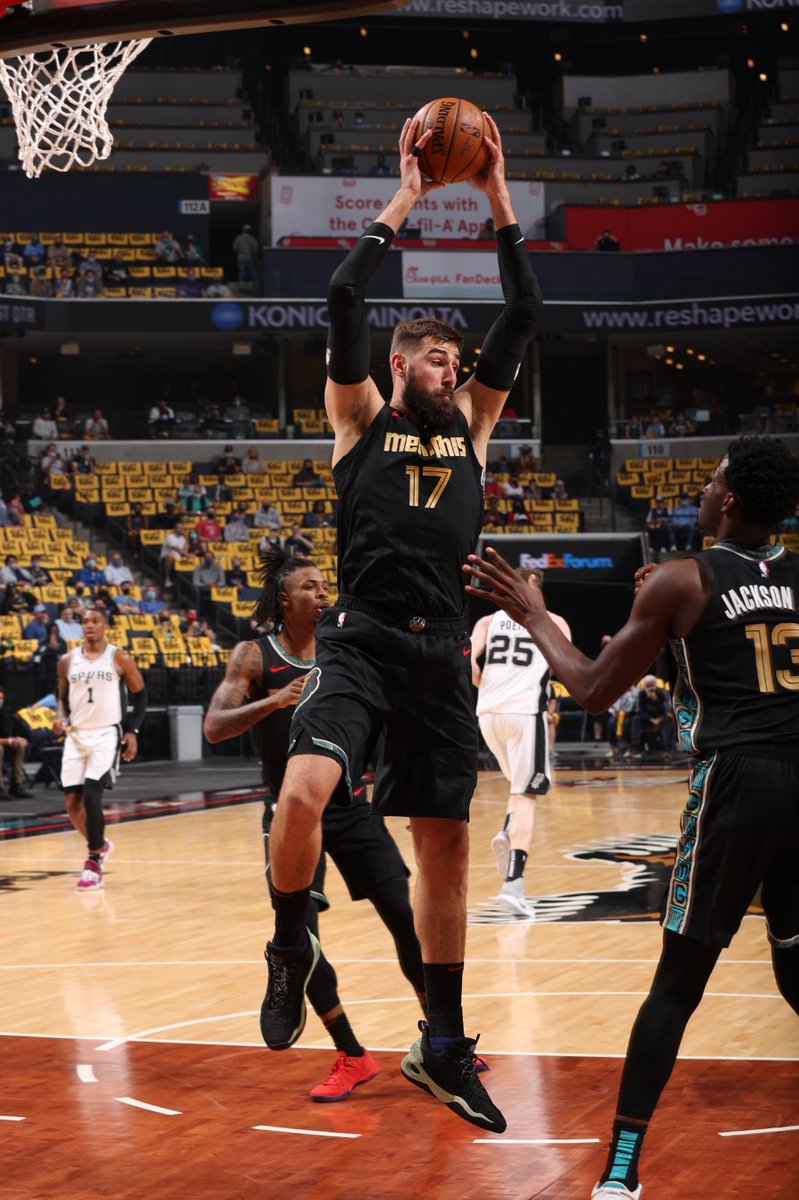 .@JValanciunas is the first player in @memgrizz history to post 20+ points and 20+ rebounds through three quarters in a regular season or postseason game. Per @EliasSports, the only other player to accomplish the feat this season was Domantas Sabonis (Jan. 9 vs. Phoenix).