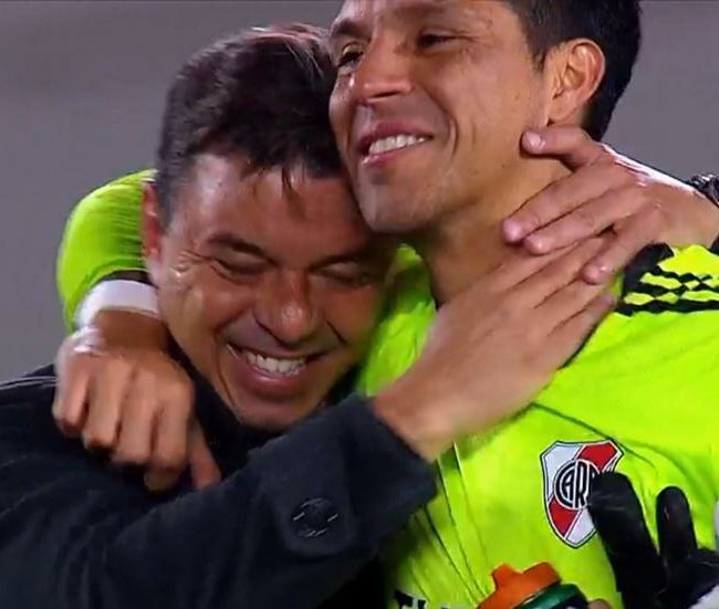 PoliticaEnRiver's tweet photo. Ustedes también están llorando de emoción por Enzo Pérez? https://t.co/LvHlq2TNLH