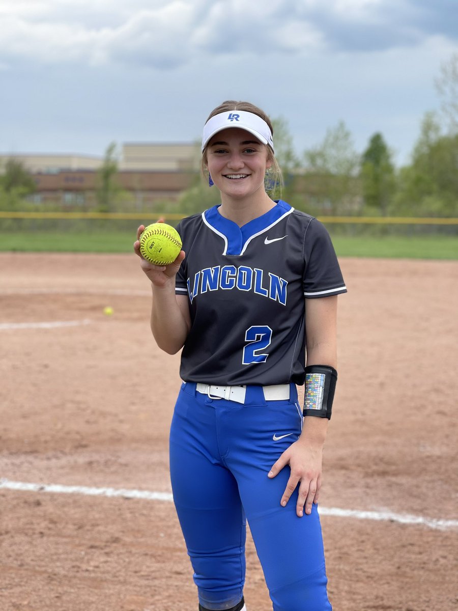 kate_moff's tweet photo. SPLITTER SCORE UPDATE 🥎🔵⚪️
Game One Final against Saline:
Lincoln - 2
Saline - 0
Congratulations to junior SS, McKenna Johnson, on her 2-run HR
#SplitterSoftball #WhyNotUs https://t.co/aXNK1UvrRi