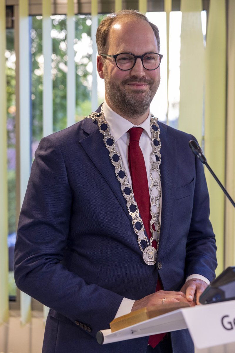 Vanavond is de nieuwe burgemeester van Landsmeer de heer L.A. de Lange beëdigd. We kijken terug op een feestelijke avond. De burgemeester hoopt u snel te zien in Landsmeer.