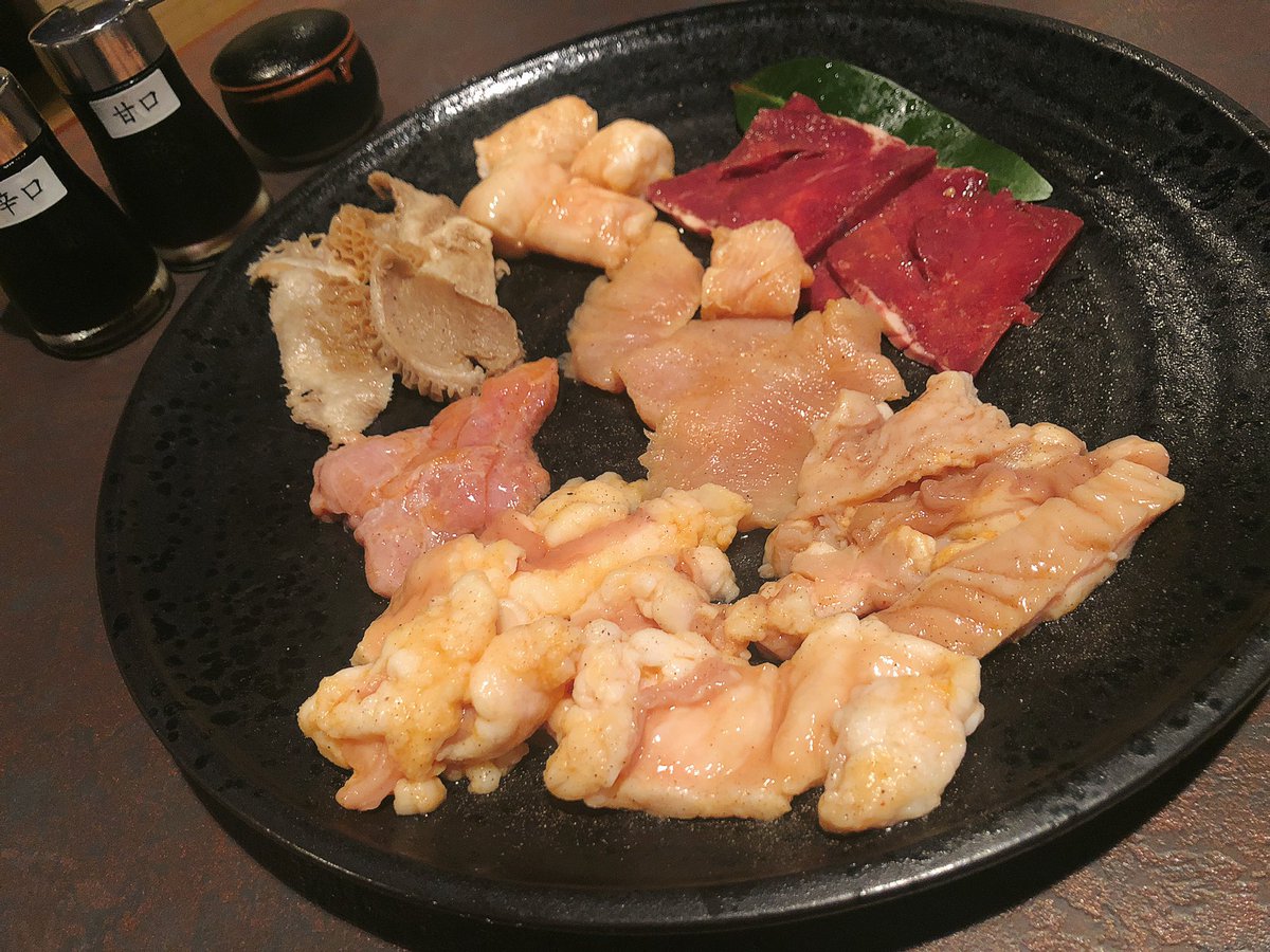 魔女っこれい ずっと素通りしてた焼肉屋 竹ノ塚やきや 一階が駐車場で二階がだだっ広い焼肉屋になっているんだよね 至る所に油絵が飾ってあり この感じバブル 意外だったんだけどメニューが豊富でどれも美味しかったのでまた行きたい