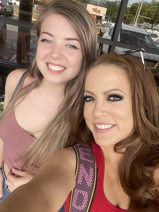 I just met @XXXAlexaKiss she&rsquo;s such a sweetheart 💕💕💕 you guys got to follow her! https://t.co/icBZts<a class="tags" href="/tag/xxxalexakiss">@xxxalexakiss</a><a href="/tag/tuesday"class="tags"><span>#tuesday</span></a><a href="/tag/tacotuesday"class="tags"><span>#tacotuesday</span></a>