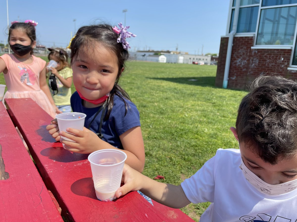 Day 3 of #MineolaProud week and we took on the challenge of making ice cream in a bag! 🍦 We quickly learned that not all science experiments are successful, but we learn from them! We still loved the *milkshakes* we made! 🥤#SciMakerWednesday <a href="/Hampton_Street/">Hampton Street</a> #MineolaTogether