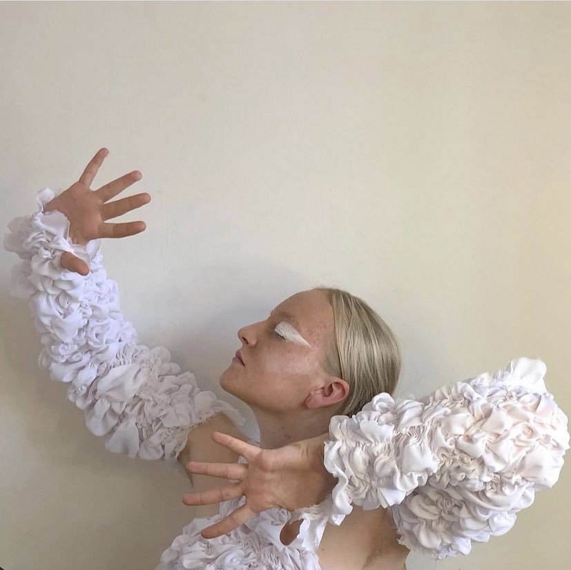 Kick_KEO's tweet photo. Eldest is good at telling the littlin what she wants. Art direction and fashion design. I just made tea. #ruching https://t.co/bzXd0WbddF