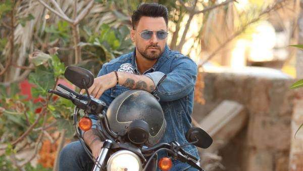 <a href="/HadiAswad/">Hadi Aswad هادي أسود</a>
قرر الفنان السوري ​هادي أسود​ الغاء رحلته الى "بنما" التي تجمع عدد من الفنانين من الدول العربية، وذلك بسبب الظروف التي تمر بها فلسطين، وقد اعلن عن ذلك على صفحته الخاصة على موقع التواصل الاجتماعي.