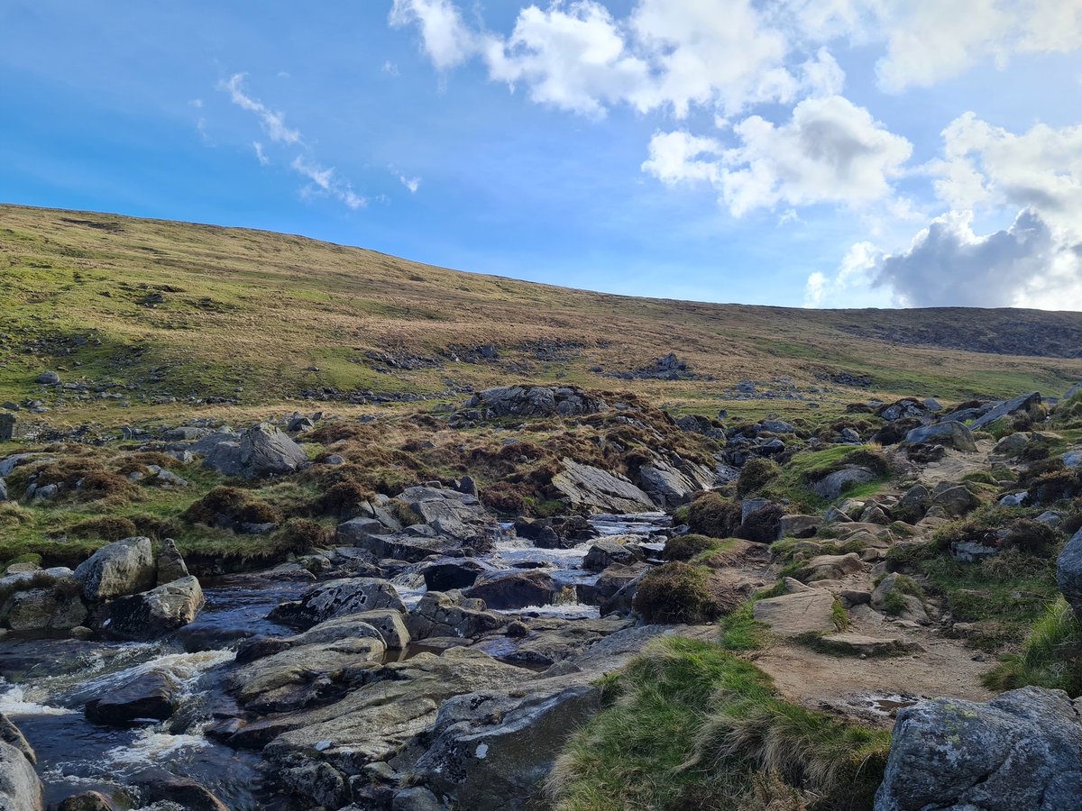 MorrinMs's tweet photo. What a beautiful country we live in, made all the better when the sun is shining 😍 #Glendalough #Spinc #hikes https://t.co/RFh7TPi4iK