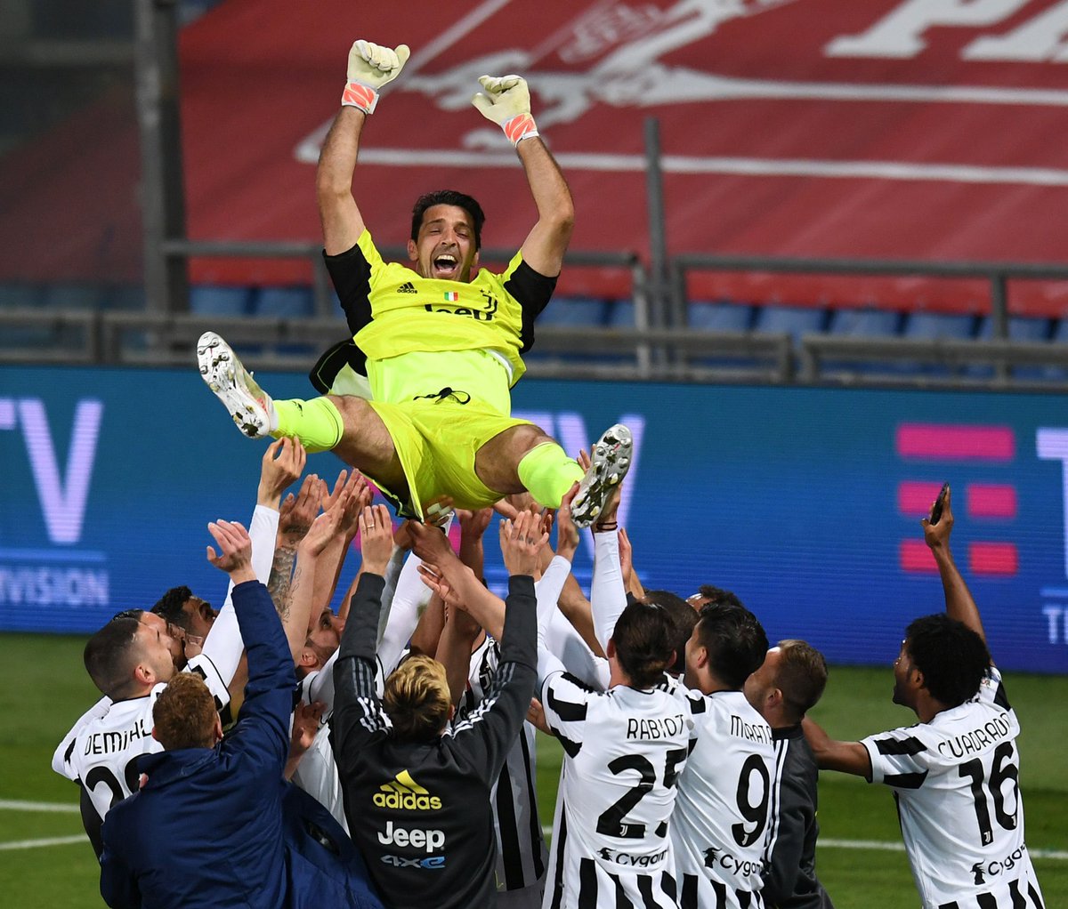 gianluigibuffon's tweet photo. La finale perfetta. 
Il finale perfetto.

⚪️⚫️🏆⚪️⚫️

#ITAL14NCUP https://t.co/pgT8o26iKS