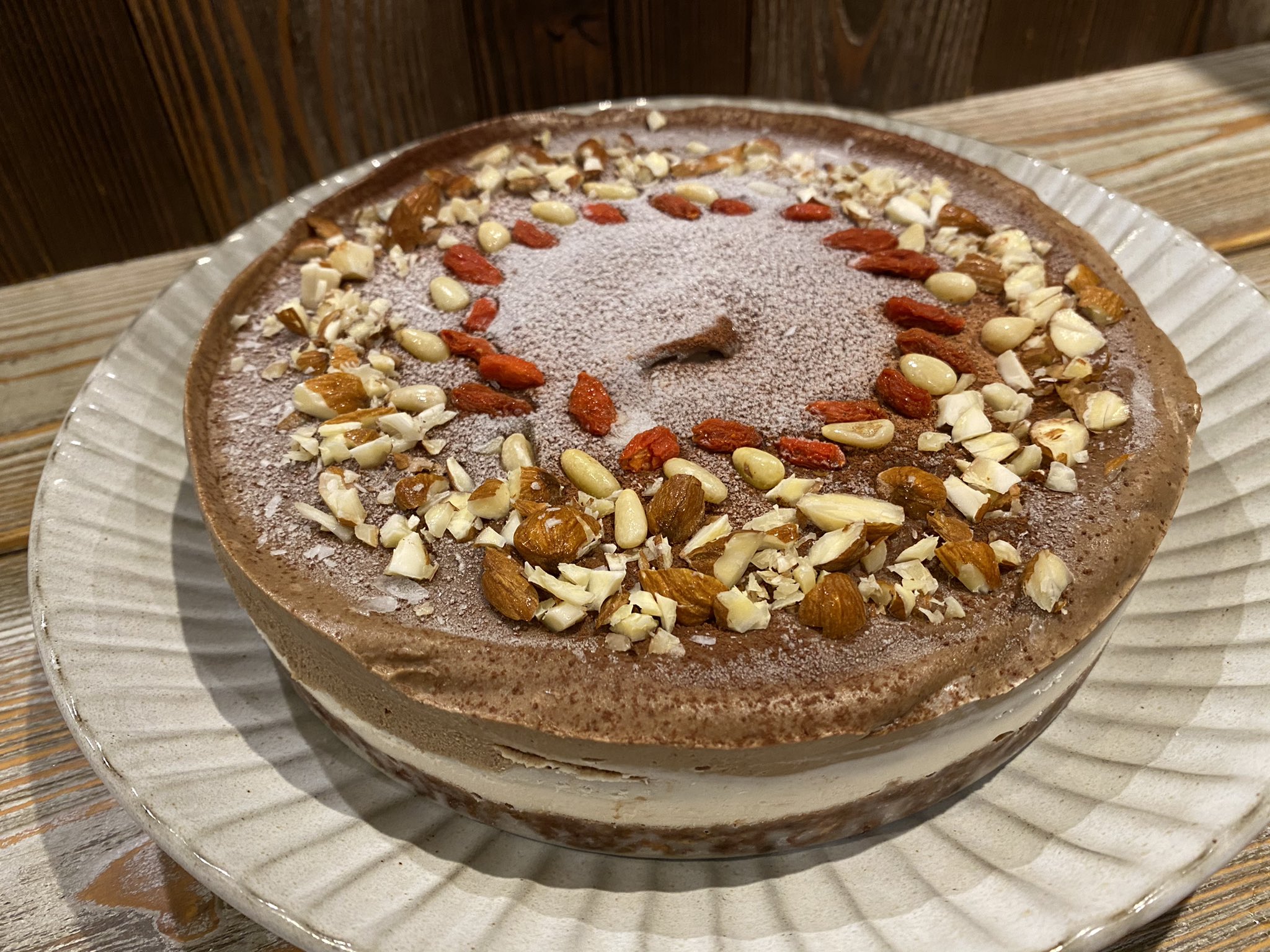 魚to畑 父の日にアボカドチョコケーキはいかがですか 松の実とクコの実をたっぷりトッピングし Rawカカオパウダーやナッツ ココナッツオイルで 生活習慣病予防に 砂糖不使用 グルテンフリー 無添加ながら 美味しさを実現 直販価格は 1ホール