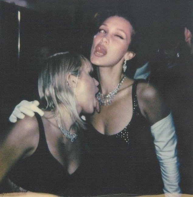 fuvibez's tweet photo. miley se queda con la minita https://t.co/W8LJwqFY6n