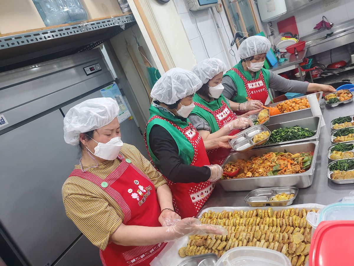 새마을부녀회에서 사랑의 119반찬만들기 봉사를 하였습니다. 주민자치위원회에서는 어버이날을 맞이하여 카네이션을 후원해 주셨습니다.