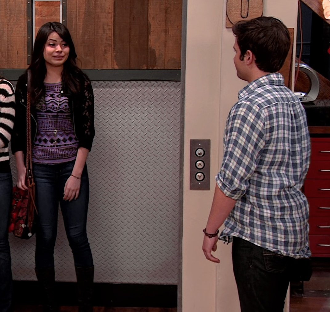 CreddieFacts's tweet photo. Carly: *stares at Freddie* I love you guys.
Freddie: Love you too.
Me: 😭😭😭♥️♥️♥️
{ @iCarly @MirandaCosgrove @NathanKress
#Creddie #iGoodbye } https://t.co/WEvNq2GngC