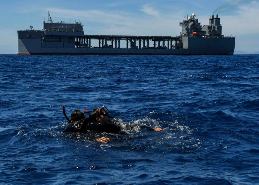 USNavy's tweet photo. @USNavy photos of the day: #HSC26, #VMM162 and #ACU4 transit the Atlantic Ocean with @HMSQNLZ, #USSVellaGulf transits #SuezCanal, Sailors conduct #SAR training aboard #USSHershelWilliams and @NavyMedicine telementors from @NMC_SD. ⬇️ info &amp; download ⬇️: https://t.co/8te06gXdWD https://t.co/xXirgF9Ua0
