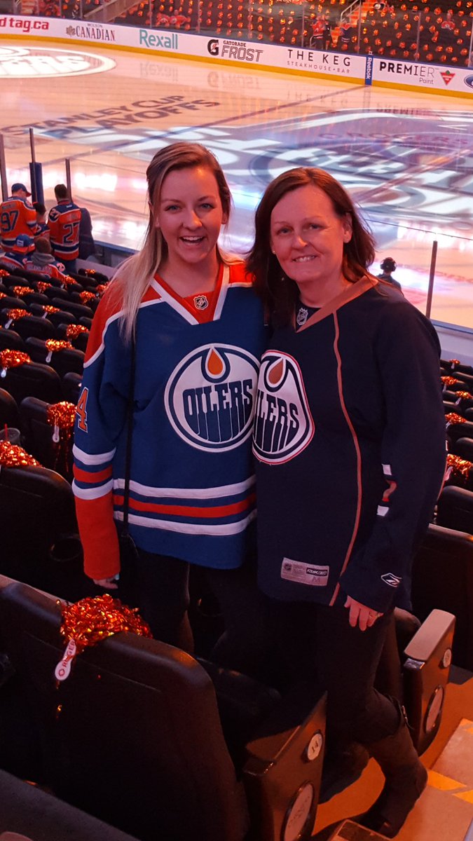 Excited to watch the @EdmontonOilers play some playoff hockey tonight! 💙 🧡