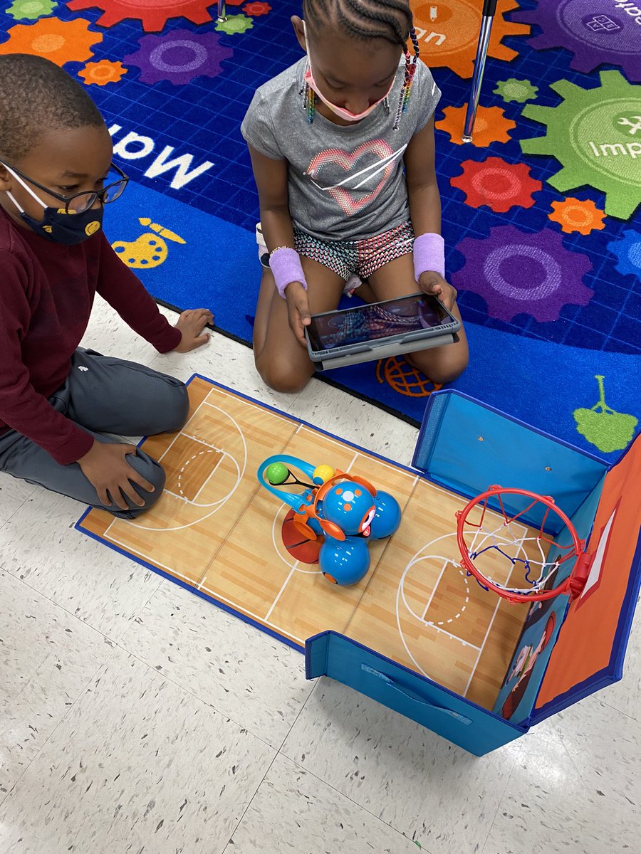 MrsB_MBES's tweet photo. Sports Day would not be complete without some “Dashketball.”  We also played volleyball, ran relay races, and made a giant chain of Olympic Rings. What a day! @MBESprincipal @cmshannan_jones @WonderWorkshop https://t.co/IroQJpnq1A