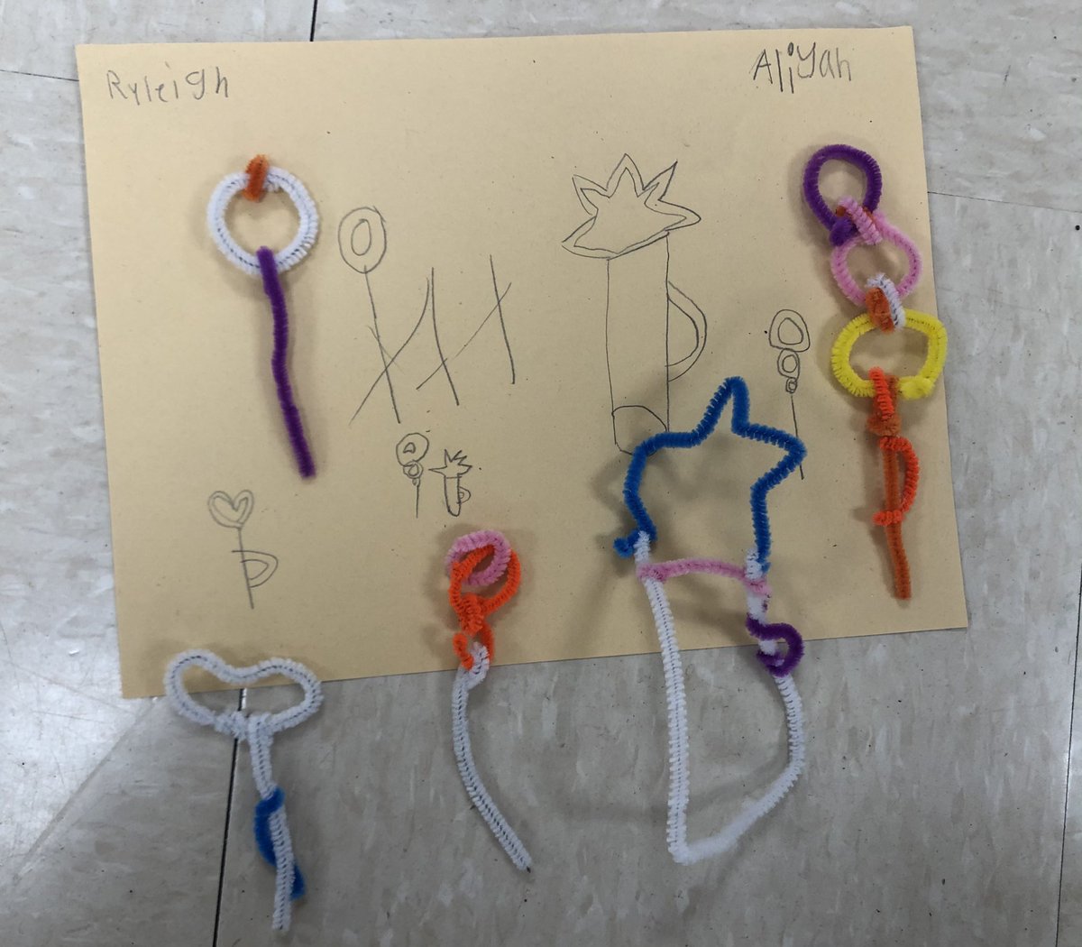 MrsEstes8's tweet photo. K and 1 collaborated on creating bubble wands out of pipe cleaners for a little STEM challenge today! #UndertheSCE @MrsPlummer11 @miss_votolato @KinderGerlach https://t.co/h10NW6TA9J