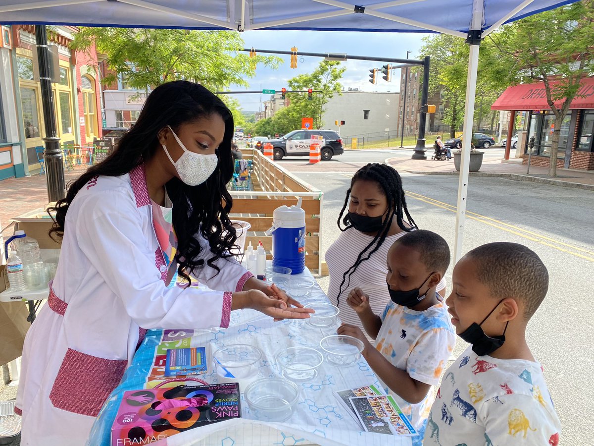 STEMQueenDE's tweet photo. Had so much fun volunteering as a program provider at Wilmington’s Open Streets🚦Event! It was a BLAST 🤩 showing kids &amp; adults of all ages that #STEM 🧬 is super fun &amp; truly something everyone can enjoy 😁!
•
TYSM @rysheemadixon for inviting me!
•
#inWilm #netDE #vaccinate #DE https://t.co/zQEdIIV0JZ