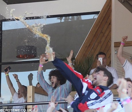 CuentaP16502441's tweet photo. Yo preparando la celebración virtual porque nuestro poderoso Louis Tomlinson va a ganar!

I vote #Louies for #BestFanArmy at the #iHeartAwards https://t.co/s4HdPN0XOT