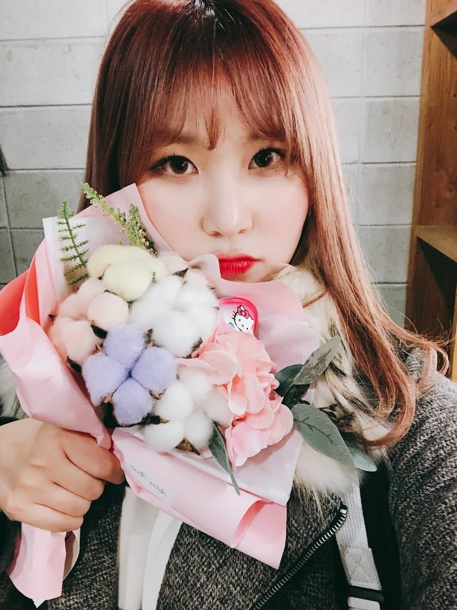 tiny__oni's tweet photo. #예하나 #김예원 is the prettiest flower 💐💛 https://t.co/TKnGjNg97Y