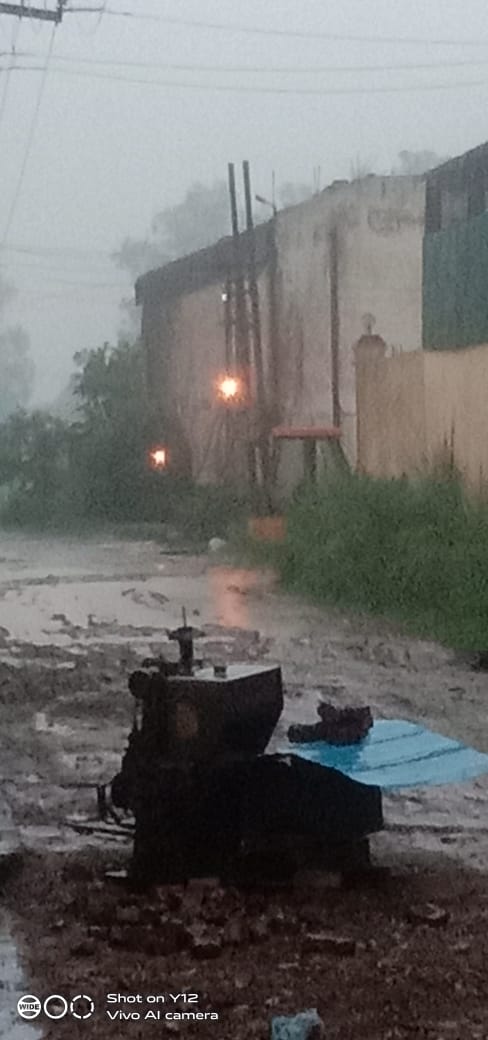 sdopuvvnl's tweet photo. Electric man resume Powe supply in rain  at ss new muradnagar town  under sdo1st muradnagar edd muradnagar.we are always try to give better supply our consumers. Please co-operat our electric warriors and our duty. https://t.co/18Q4N2yOtz