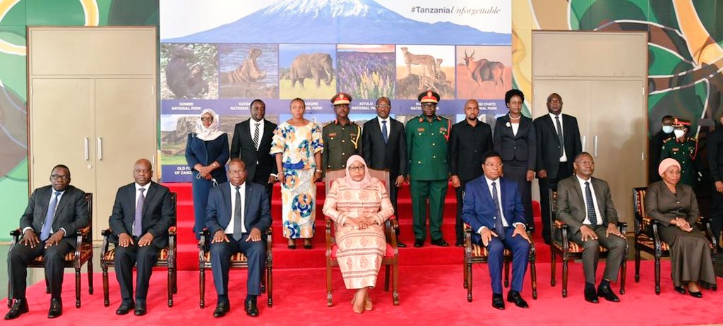mkoa_wa's tweet photo. #KIAPO
Rais wa Jamhuri ya Muungano wa Tanzania Mhe. Samia Suluhu Hassan, Amewaapisha Viongozi Mbalimbali Aliowateua Hivi Karibuni Akiwemo Mkuu wa Mkoa wa Geita Mhe. Rosemary Staki Senyamule Tarehe 19 Mei, 2021 Ikulu Jijini Dar Es Salaam.
Nasi WanaGeita Twasema, Kazi Iendelee https://t.co/pnLHPt1iMX