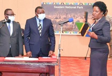 mkoa_wa's tweet photo. #KIAPO
Rais wa Jamhuri ya Muungano wa Tanzania Mhe. Samia Suluhu Hassan, Amewaapisha Viongozi Mbalimbali Aliowateua Hivi Karibuni Akiwemo Mkuu wa Mkoa wa Geita Mhe. Rosemary Staki Senyamule Tarehe 19 Mei, 2021 Ikulu Jijini Dar Es Salaam.
Nasi WanaGeita Twasema, Kazi Iendelee https://t.co/pnLHPt1iMX
