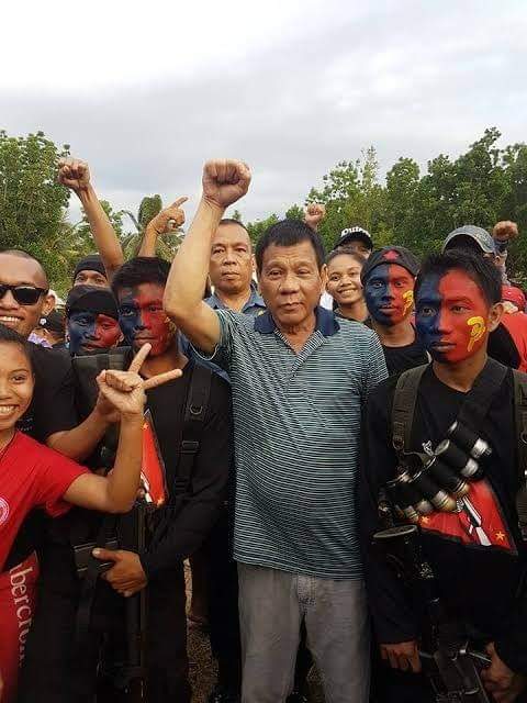 DiJuanderingBoi's tweet photo. @del_lorenzana Sec, diba terorista ang hanap niyo? Eto po, oh! Nakataas ang kamao, may flag pa ng mga komunista. Teroristaaaaaaaa! Pakireport sa NTF-ELCAC!

Say mo, Sen. @TrillanesSonny?

#Duterterorista #DuterteDuwag #DutertePalpak #DuterteTraydor #DuterteInutil #DuterteResign https://t.co/IqsMWgr7lM