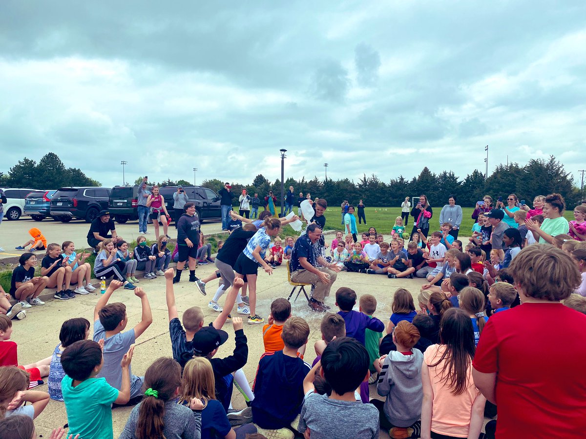 Lexi_Policky's tweet photo. What an ending to field day! Mr. Lightle took it like a champ! https://t.co/esS8ozdLTF